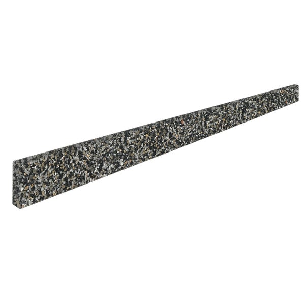 Sockelleiste aus Waschbeton mit feiner Kieselstruktur.