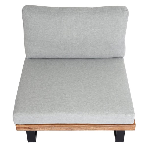 Lounge-Mittelteil mit Holzgestell, schwarzen Beinen und hellgrauen Kissen.