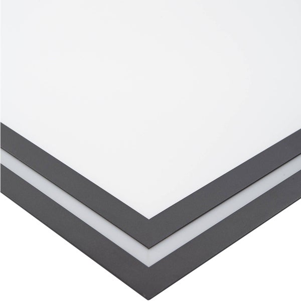 Detailansicht der Ecke einer quadratischen LED-Deckenleuchte mit dunkelgrauem Rahmen und weißer Leuchtfläche.