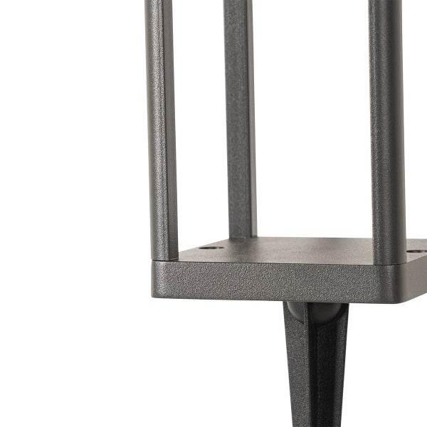 Detailansicht der Halterung einer Außenleuchte mit Erdspieß aus anthrazitfarbenem Metall.