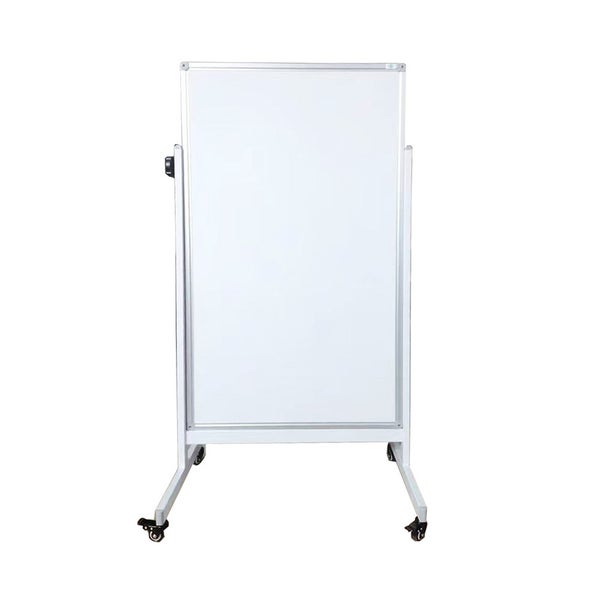 Mobiles Whiteboard auf Rollen mit weißem Metallrahmen und vertikaler Schreibfläche.