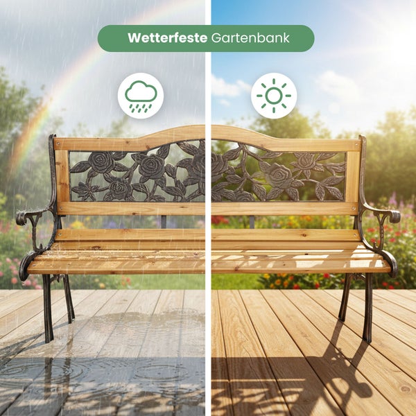 Wetterfeste Gartenbank aus Holz und Metall mit Rosenmuster auf der Rückenlehne, dargestellt bei Regen und Sonnenschein auf einer Holzterrasse.