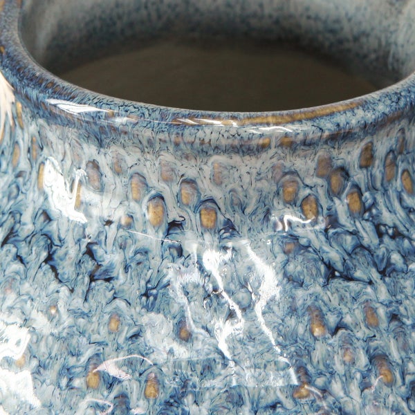 Nahaufnahme eines Keramik-Pflanztopfes mit reaktiver Glasur und strukturierter Oberfläche.