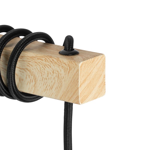 Detailansicht einer Holzbalkenleuchte mit textilkabel um den Balken gewickelt.