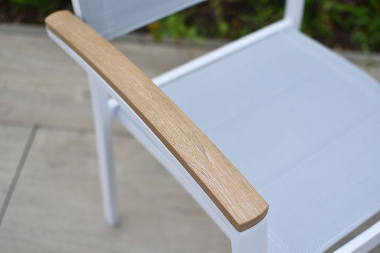 Detailaufnahme eines Gartenstuhls mit Armlehne aus Holz