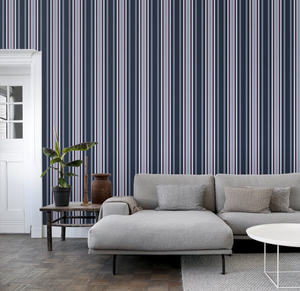 Wohnzimmer mit gestreifter Tapete, Sofa und Zimmerpflanze auf einem Holztisch