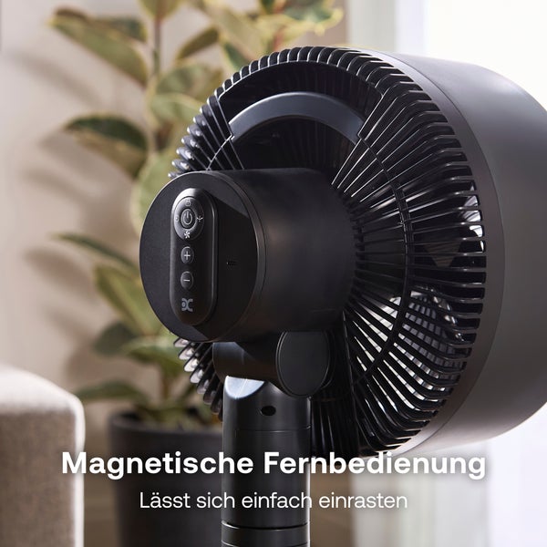 Schwarzer Ventilator mit magnetischer Fernbedienung am Gehäuse.