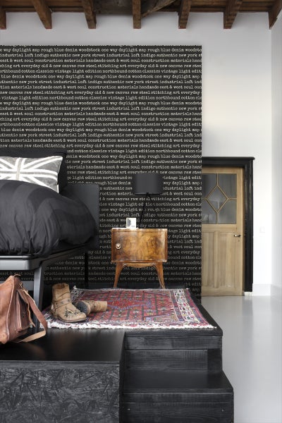 Schlafzimmer mit Bett, Nachttisch, Teppich und Dekoration