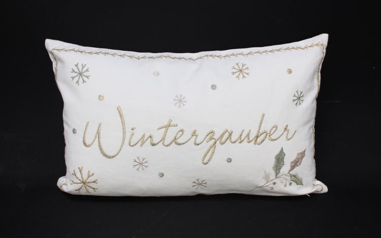 Dekokissen mit der Aufschrift Winterzauber und Schneeflocken-Motiven