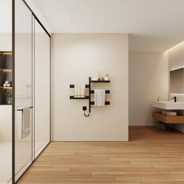 Modernes Badezimmer mit schwarzem elektrischem Handtuchheizkörper an beiger Wand, Holzboden und gläserner Duschkabine.
