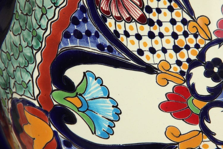 Detailansicht eines Keramikgefäßes mit floralen Mustern