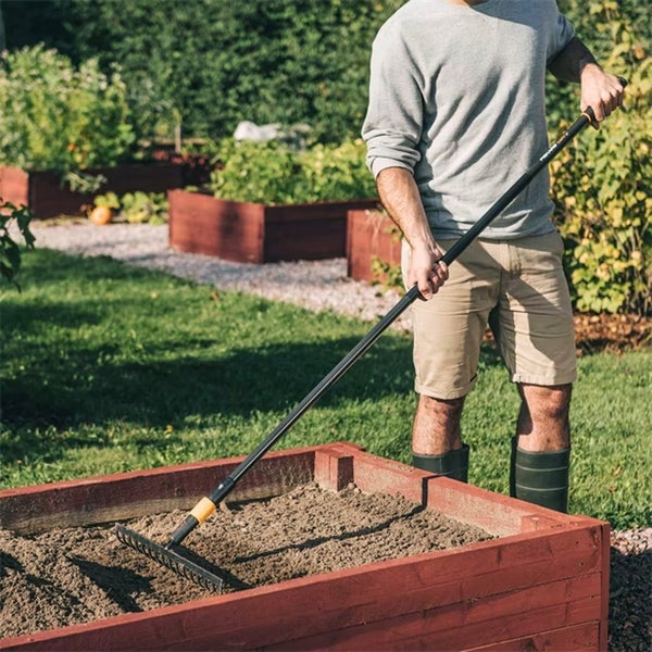 Handwerker bohrt mit Akku-Bohrschrauber in Holz