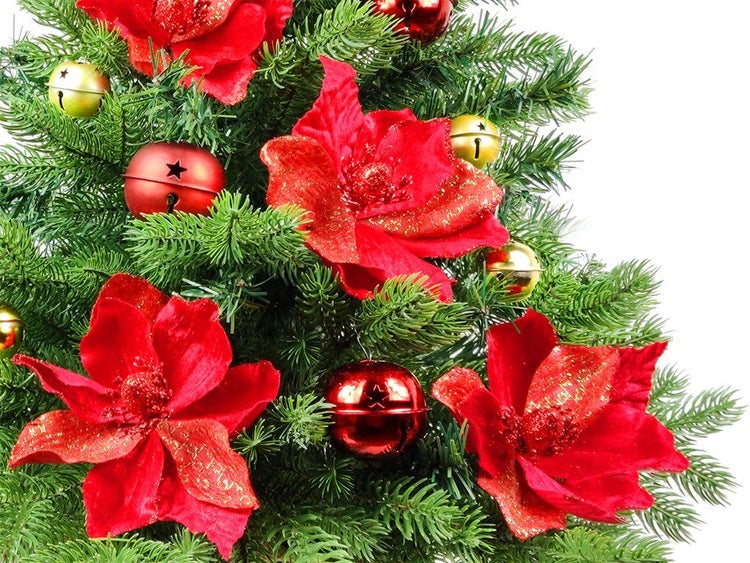 Künstlicher Weihnachtsbaum mit Weihnachtssternblüten und Glocken als Dekoration