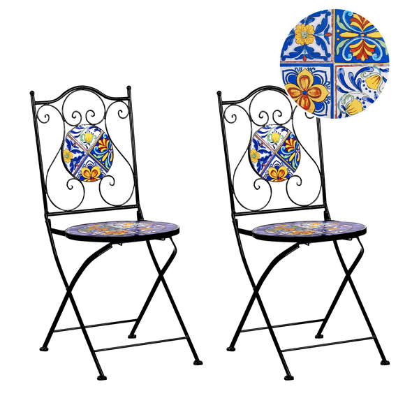 Zwei Gartenstühle mit Mosaikmuster auf Sitzfläche und Rückenlehne