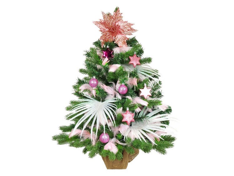 Künstlicher Weihnachtsbaum im Jutesack mit festlicher Dekoration aus Kugeln, Sternen und Federn.
