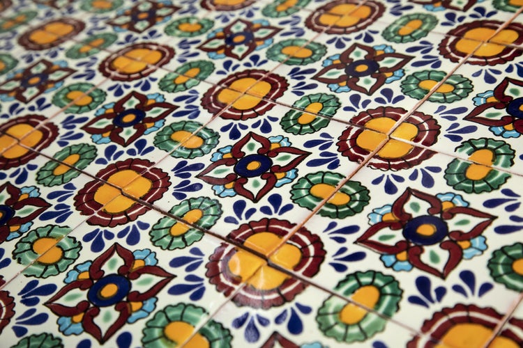 Nahaufnahme von Fliesen mit floralem Muster für Boden oder Wand