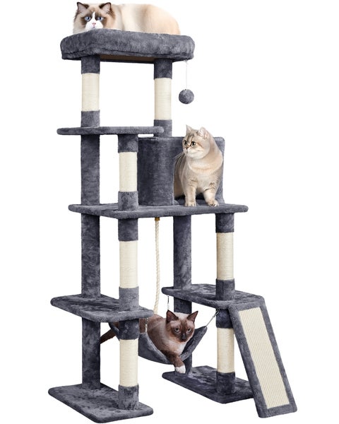 Katzenkratzbaum mit mehreren Ebenen, Kratzsäulen und drei Katzen