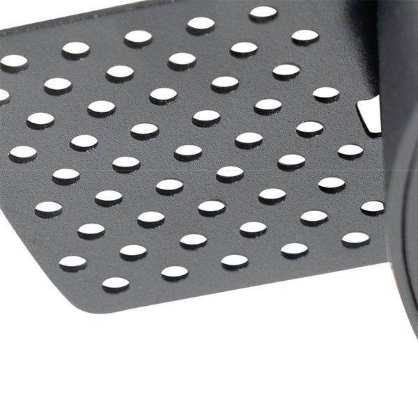Detailansicht eines schwarzen Metallblechs mit kreisförmigen Lochungen.