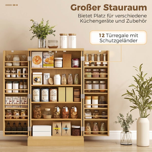 Offener Küchenschrank aus Holz mit vielen Fächern und zwölf Türregalen mit Schutzgeländer für eine geordnete Vorratshaltung.