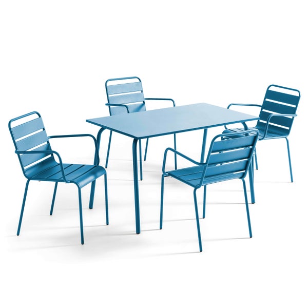 Blaues Gartenmöbel-Set aus Metall bestehend aus einem rechteckigen Tisch und vier Stühlen mit Armlehnen und Latten-Design.