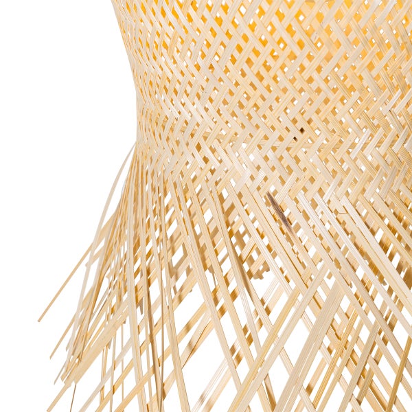Nahaufnahme eines geflochtenen Lampenschirms aus Bambus mit einem feinen, kreuzförmigen Gittermuster.