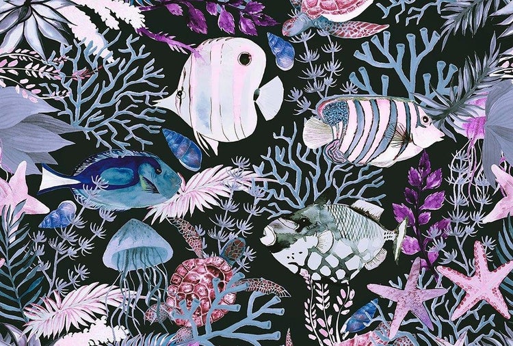 Tapete mit Unterwasserwelt-Motiv, Illustrationen von Fischen, Meeresschildkröten, Quallen und Korallen.