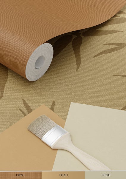 Tapetenrolle mit Blattmuster und Farbfelder mit Pinsel