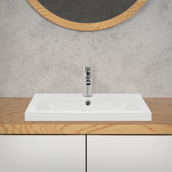 Keramikwaschbecken auf Holzplatte mit Armatur und Spiegelausschnitt