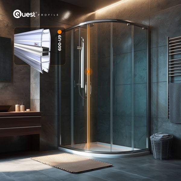 Quest Profile Logo. Duschdichtungsprofil Quest Profile 600-U9 in einem modernen Badezimmer mit gebogener Glasduschkabine und Fliesenwänden.