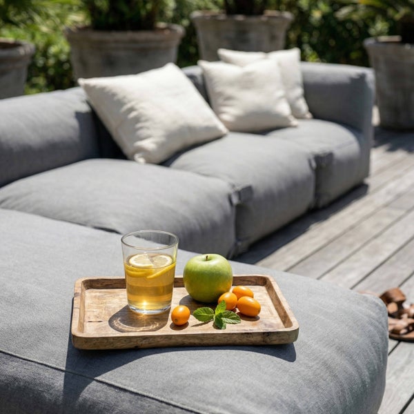 Graue Outdoor-Liege in Form eines Sitzsacks auf einer Holzterrasse direkt neben einem Pool.