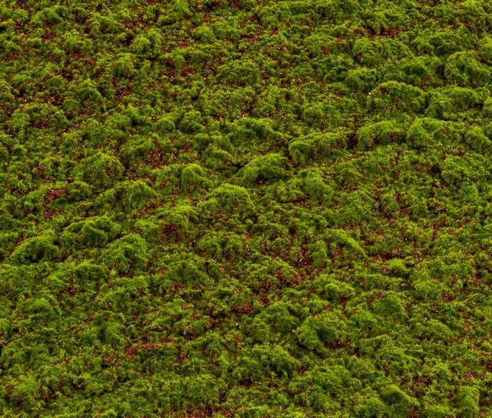 Detailansicht künstlicher Grashalme und Stängel aus grünem Kunststoff.