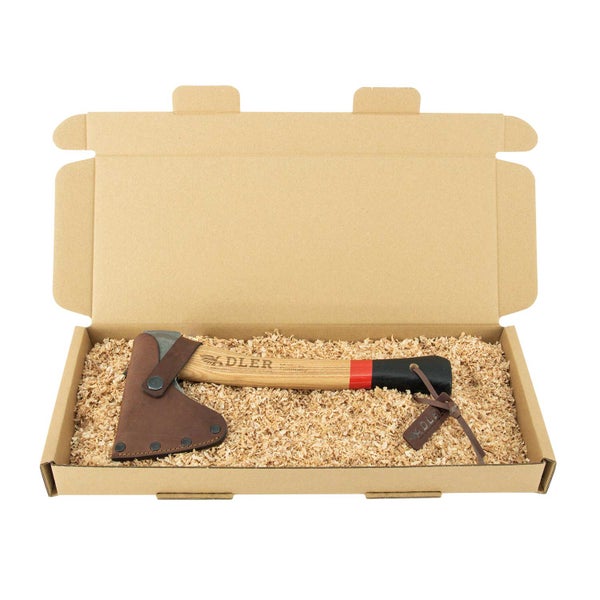 Adler Beil mit Holzstiel und Lederscheide in einer Kartonverpackung mit Holzwolle