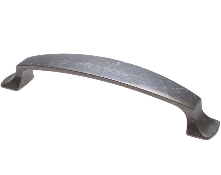 Ein gebogener Möbelgriff aus Metall in strukturierter Optik für Schubladen und Schränke.