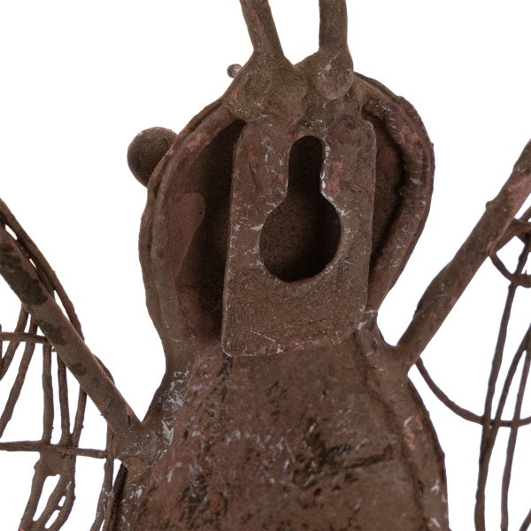 Detailansicht der Rückseite einer Metall-Wanddekoration mit Schlüsselloch-Aufhängung zur Befestigung an der Wand.