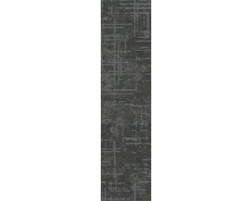 Strukturierte Teppichdiele mit linearem geometrischem Muster in Grau.
