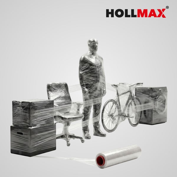 Rolle Streckfolie umwickelt Kartons, Stuhl, Schaufensterpuppe, Fahrrad und Waschmaschine in einer hellen, organisierten Szene. HOLLMAX Logo.