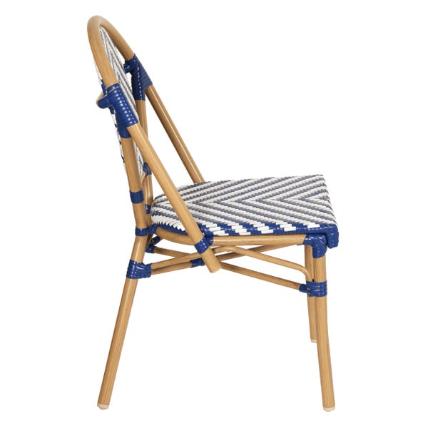 Bistrostuhl mit hellbraunem Gestell in Holzoptik und blau-weiß geflochtener Sitzfläche und Rückenlehne, Seitenansicht.