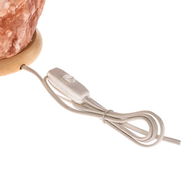 Detailaufnahme des Kabels einer Salzlampe mit Schalter