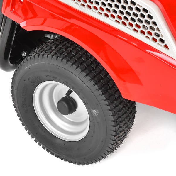 Detailansicht eines roten Rasentraktor Reifens