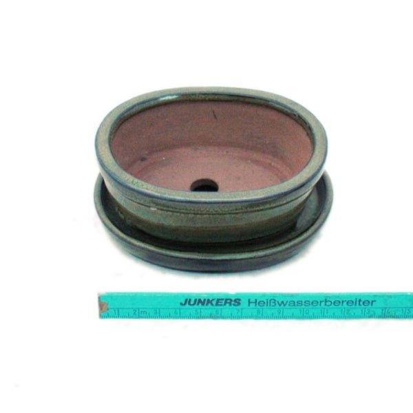 Ovaler Bonsai-Topf aus Keramik mit passendem Untersetzer und Abflussloch, Breite circa 15 Zentimeter.