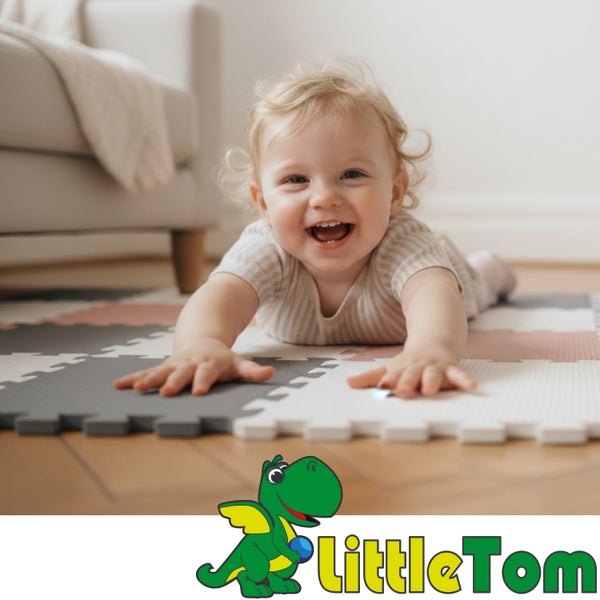 Ein Kleinkind spielt auf einer Puzzlematte aus Schaumstoff mit Little Tom Logo