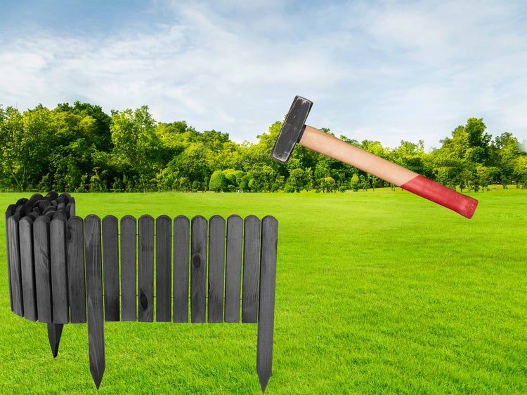 Gartenlandschaft mit hölzerner Beeteinfassung und Hammer