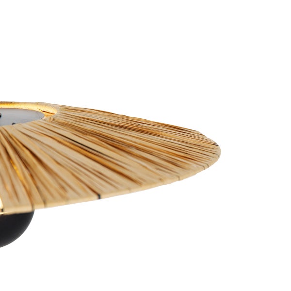 Nahaufnahme eines runden Lampenschirms aus naturfarbenem Geflecht mit schwarzer Halterung.