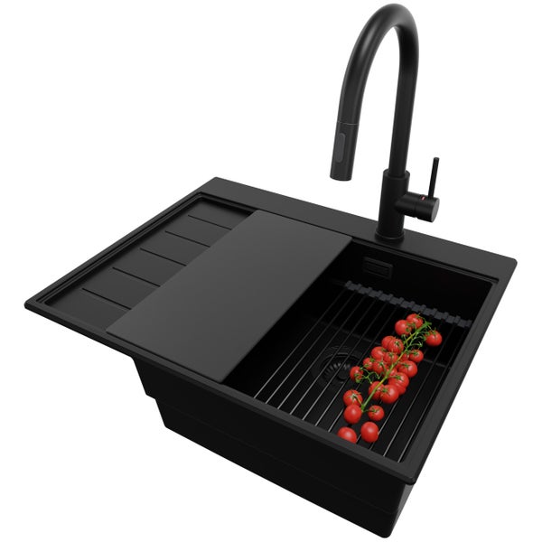 Schwarze Küchenspüle mit Armatur, Schneidebrett und Abtropfgitter sowie einer Rispe Tomaten.