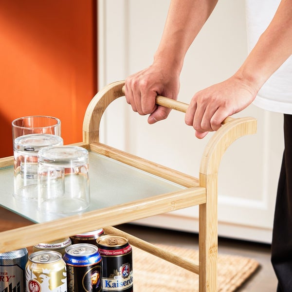 Servierwagen aus Bambus mit Getränken und Gläsern