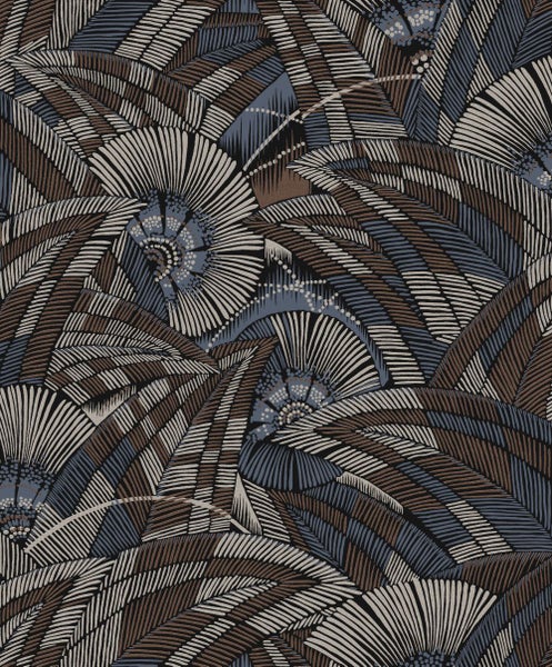 Szene mit gemusterter Tapete, Regal und Stuhl.