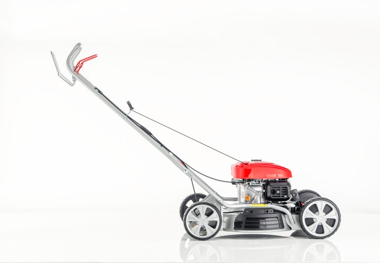 Benzinrasenmäher mit robustem Gehäuse und ergonomischem Führungsholm für effiziente Gartenarbeit.