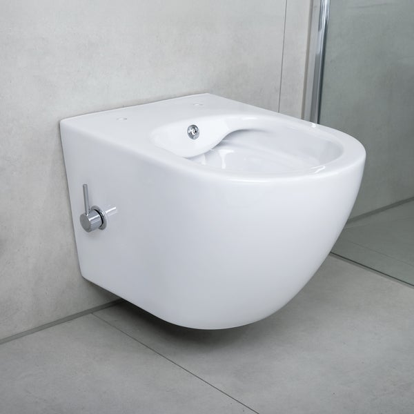 Wandhängendes Bidet aus Keramik mit seitlichem Hebel in einem modernen Badezimmer.