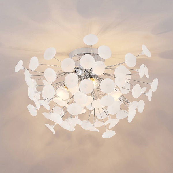 Deckenleuchte mit weißen, runden Lampenschirmen und Chromgestell