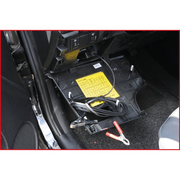 Sicherungskasten mit Kabeln und Klemmen im Fahrzeuginnenraum